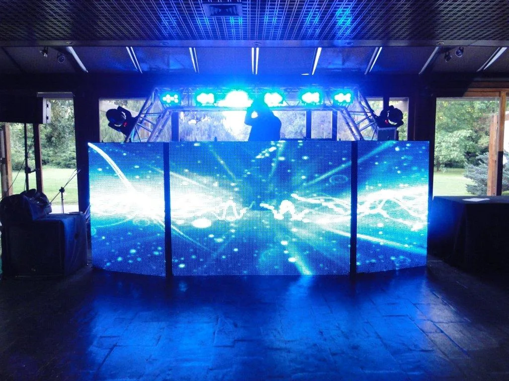 Frente LED rectangular con visuales azules en un salón con ventanales.