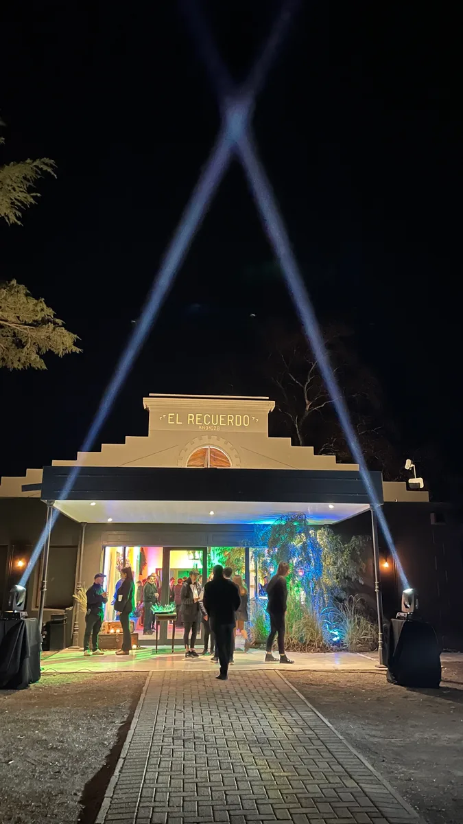 Dos haces de luz cruzados sobre la entrada de un edificio.