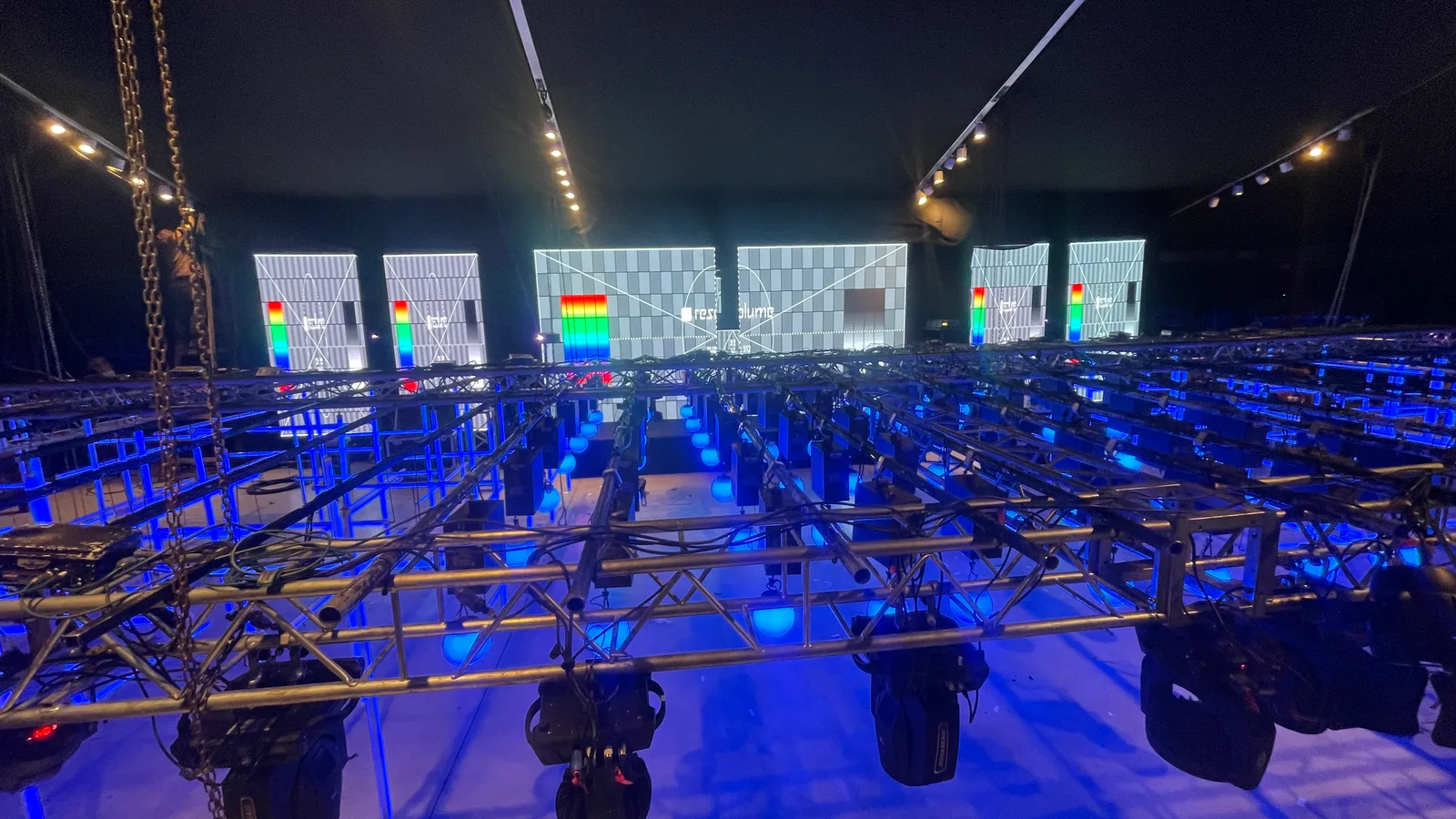 Tramos de estructura extendidos en un salón durante un montaje.