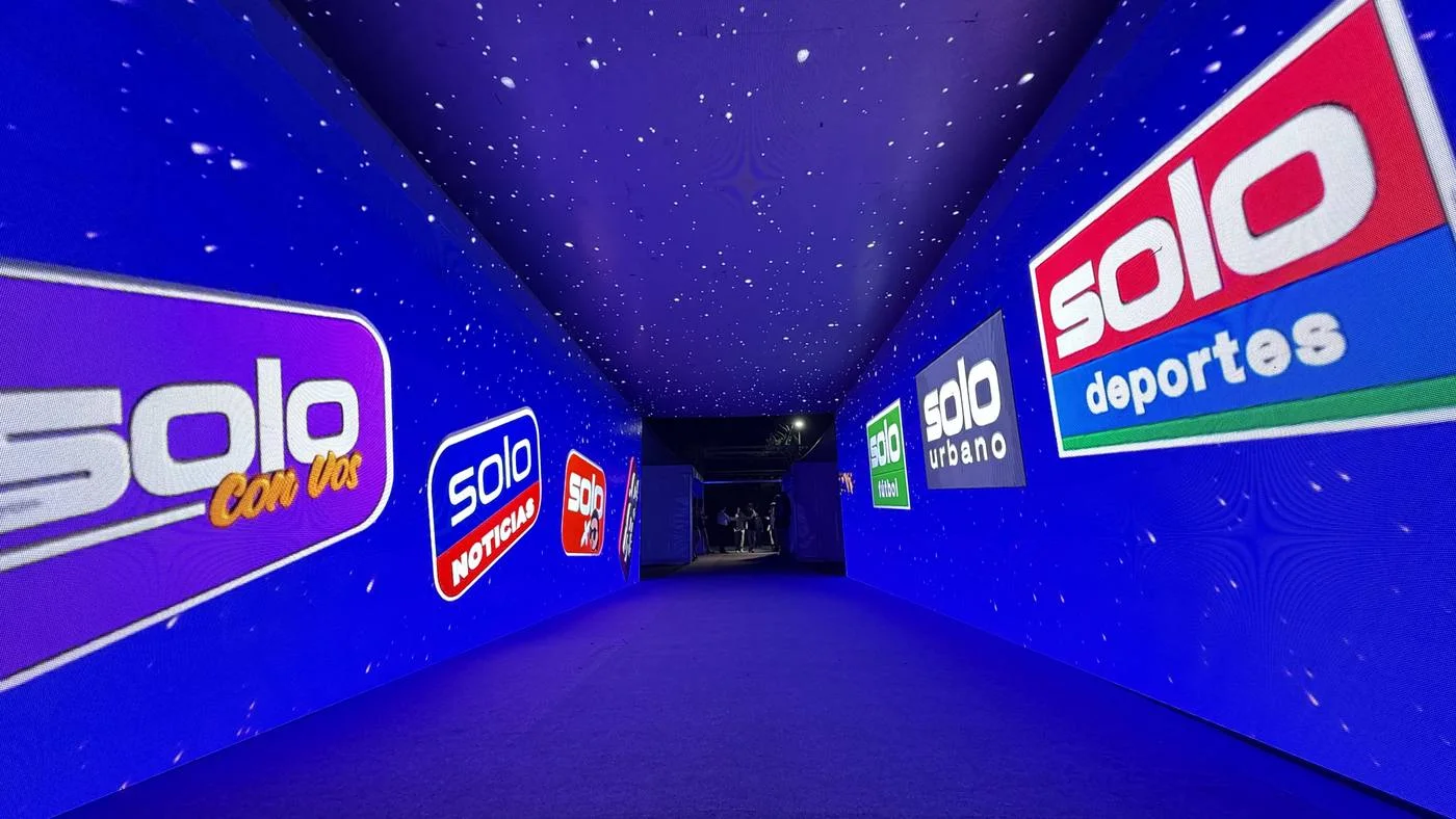 Túnel de pantallas con logos de Solo Deportes en los laterales y visuales en el techo.