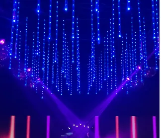 Líneas verticales de luces azules sobre una cabina con paneles rojos.